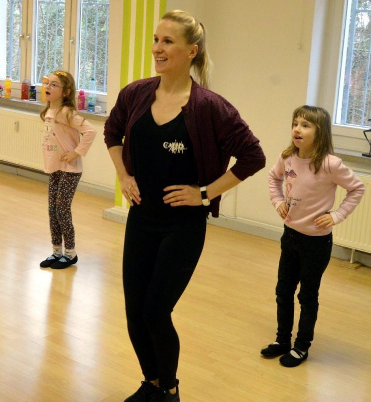 Diana Reinsperger übt mit ihrer Kinder-Gruppe Tänze für die nächsten Shows ein.