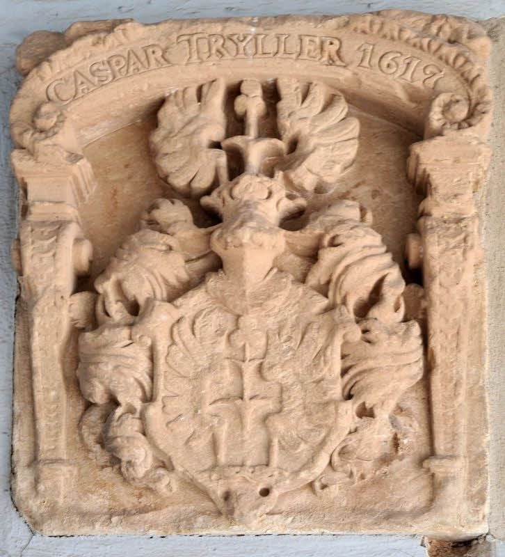 Viele Details, wie das Wappen von Tryller und die Kursächsische Wappentafel, erinnern an die Baugeschichte des Gebäudes.