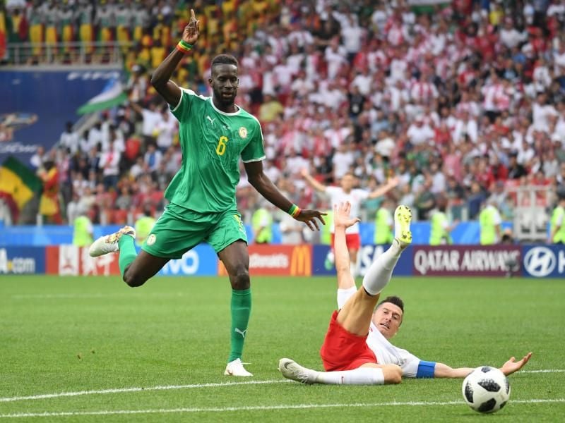 Ließ Polen-Star Robert Lewandowski kaum zur Entfaltung kommen: Senegals Salif Sané. Foto: Federico Gambarini