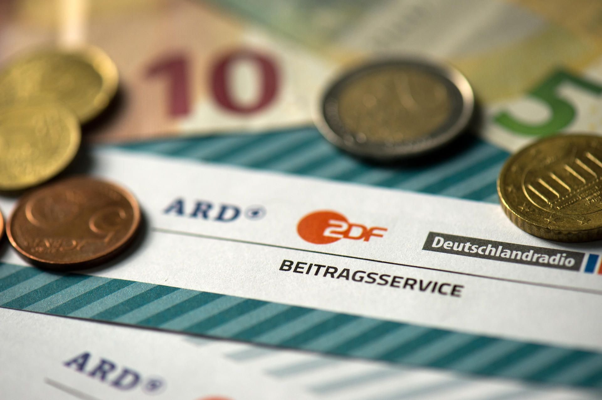 Drei Privatpersonen sowie der Autovermieter Sixt haben sich gegen den Beitrag gewehrt.