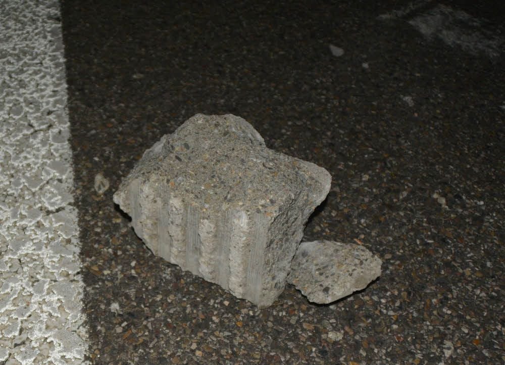 War es ein Stein wie dieser, den Unbekannte von der Brücke auf die Bundesstraße 6 geworfen haben? Diesen Brocken warf jemand auf die Autobahn 7 bei Heidenheim (Baden-Württemberg). Dadurch wurde eine vierköpfige Familie schwer verletzt. In Wernigerode ging der Steinwurf dagegen glimpflich aus.