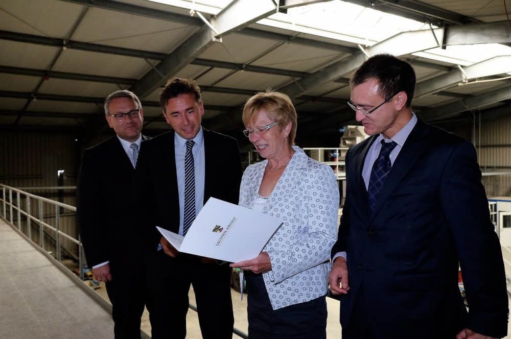 Gabriele Seifert mit dem Fördermittelbescheid