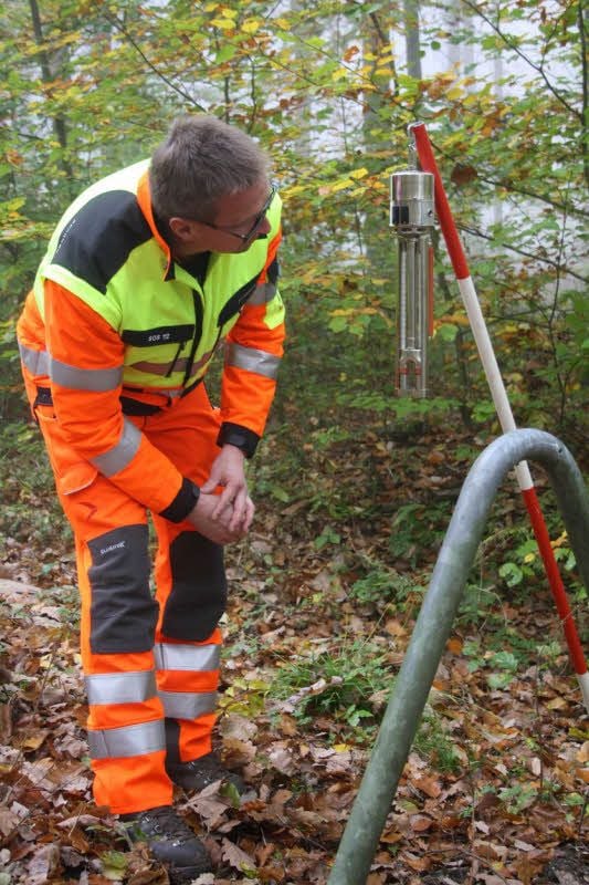 Vermessungsingenieur Ralf Däbel vom Landesamt für Vermessung und Geoinformation kontrolliert das Aspirationspsychrometer. Mit diesem werden Temperatur und Luftfeuchte bestimmt.