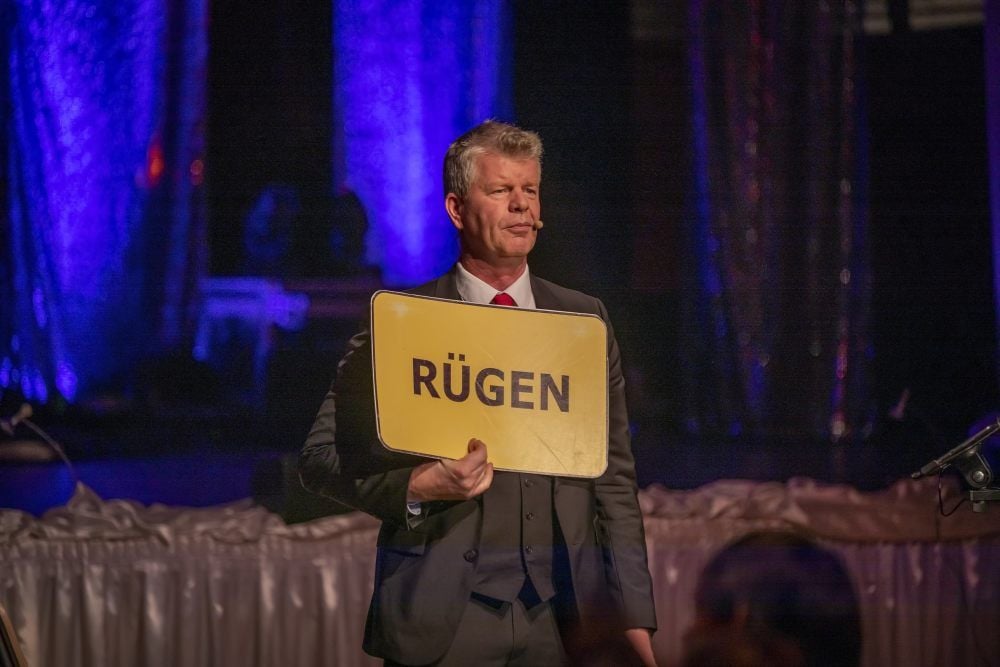 Brian O'Gott unterhielt auf wortgewandte Art. Er verpackte Städte- und Inselnamen in einem Märchen.