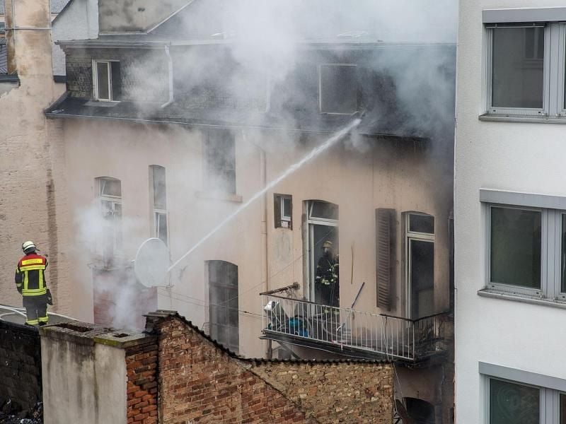 Einsatzkräfte der Feuerwehr löschen den Brand in einem Wohnhaus in der Wiesbadener Innenstadt. Foto: Michael Ehresmann/Wiesbaden112.de