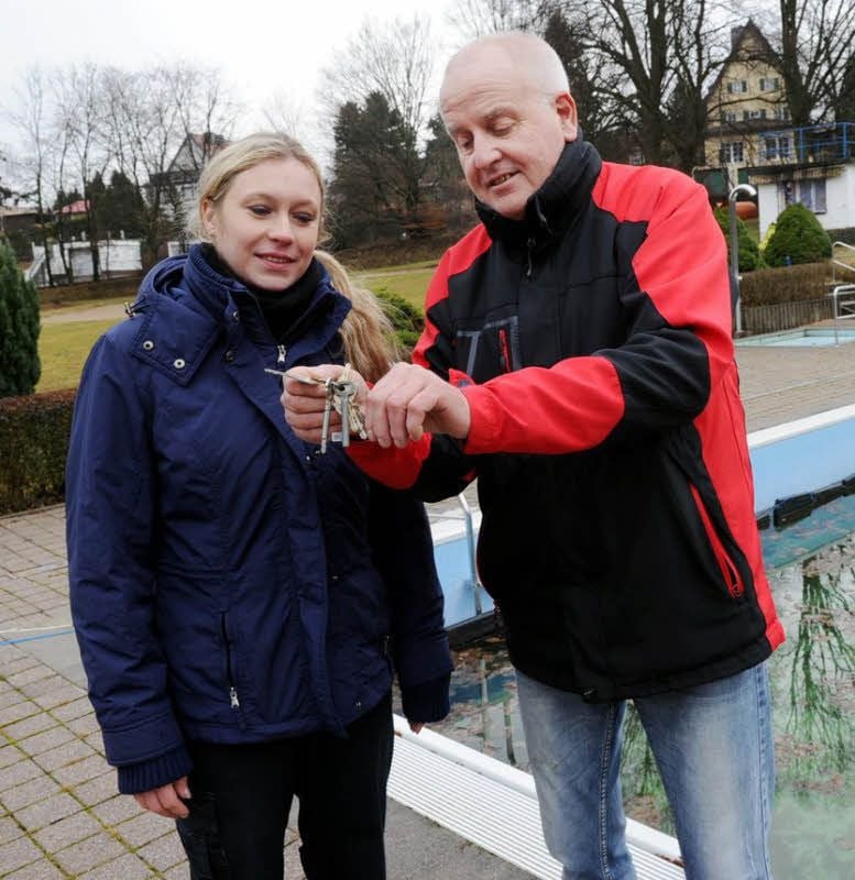 Frank Rübesamen übergibt an Annika Lühmann, seine Nachfolgerin im Gerbstedter Freibad, sein Schlüsselbund und erklärt, welcher Schlüssel wofür ist.