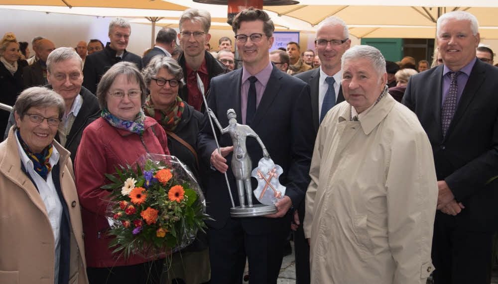 Im vergangenen Jahr geehrt: Mitglieder des Fördervereins Moritzkirche Naumburg nehmen von Regionalverlagsleiter Olaf Döring (3.v.r.) und Redaktionsleiter Albrecht Günther (r.) den Tageblatt/MZ-Wenzelspreis entgegen.