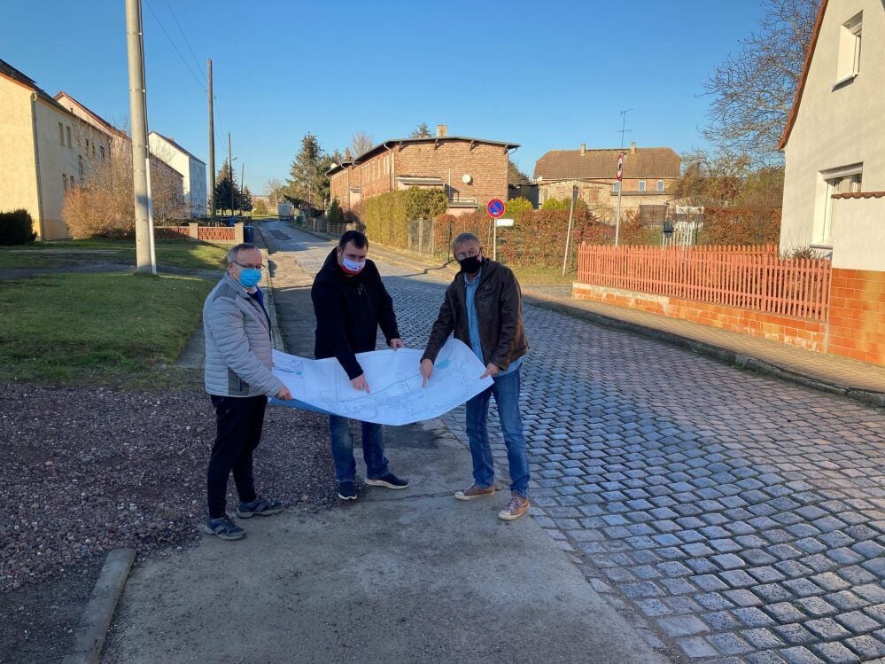 Gatterstädts Ortsbürgermeister Lothar Franke (v.l.), Querfurts Bürgermeister Andreas Nette und Torsten Pohl, Leiter des Abwasserbetriebs, in der Osterhäuser Straße, die ans zentrale Abwassernetz angeschlossen wird.