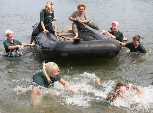 Das Team der Evangelischen Grundschule Holzdorf gibt alles, die Frauen kämpfen sich halb schwimmend, halb rudernd ans Ufer.