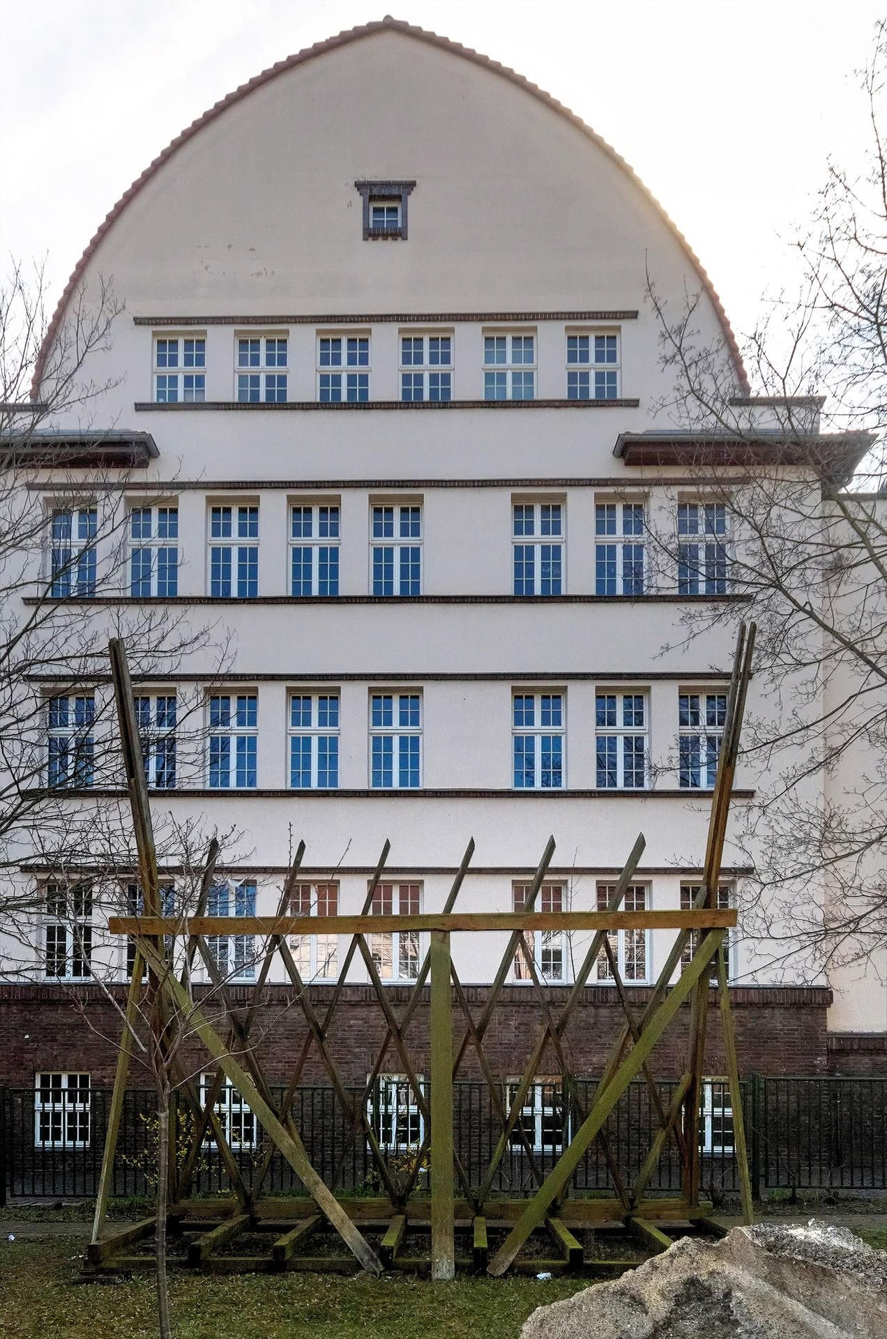 Das charakteristische Zollingerdach findet sich in Merseburg etwa auf der Dürer-Schule.