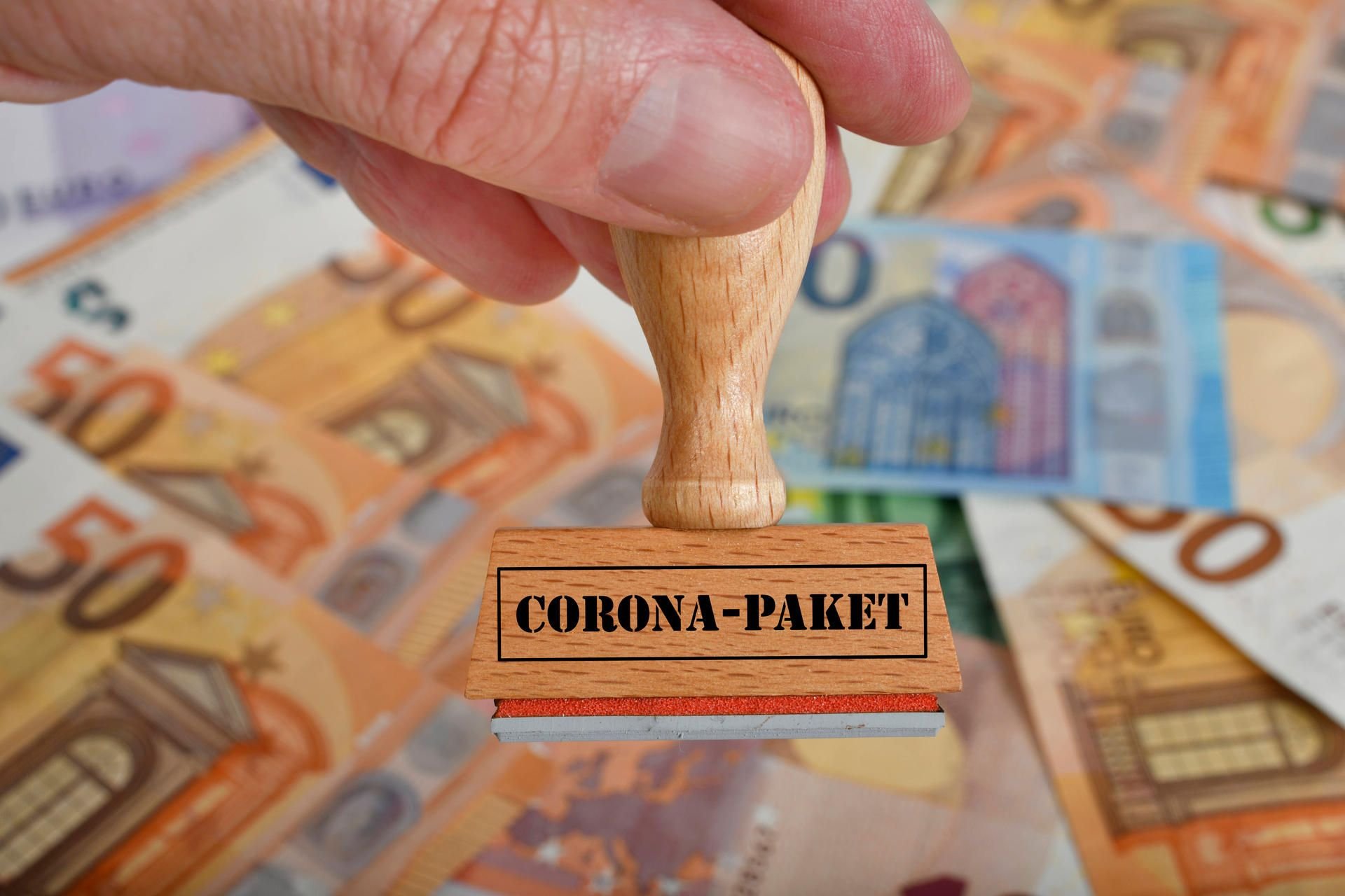 Illustration: Ein Stempel mit Aufschrift „Corona-Paket“ soll das Konjunkturpaket symbolisieren.