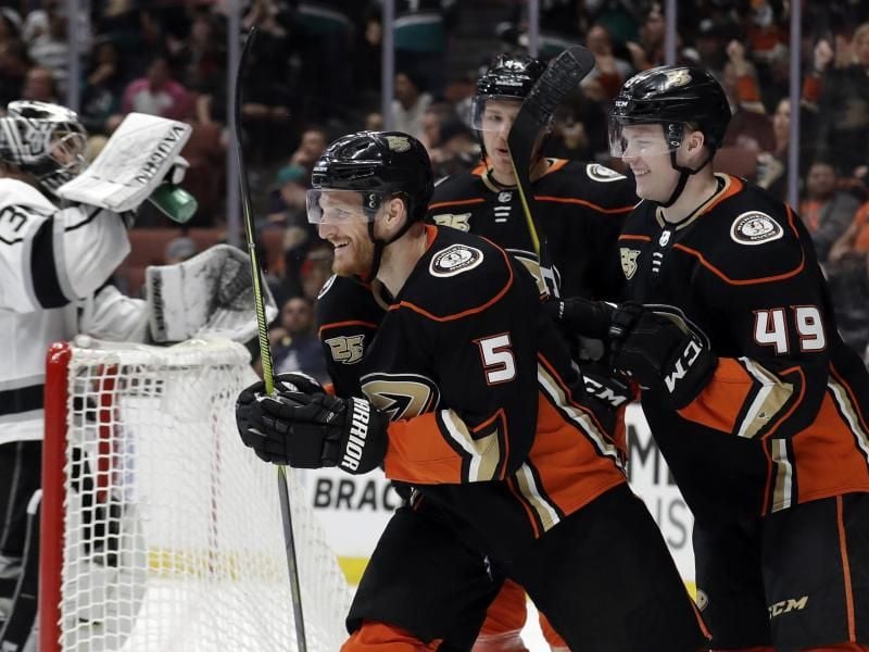 Korbinian Holzer (M.) verlängerte seinen Vertrag bei den Anaheim Ducks. Foto: Marcio Jose Sanchez/AP