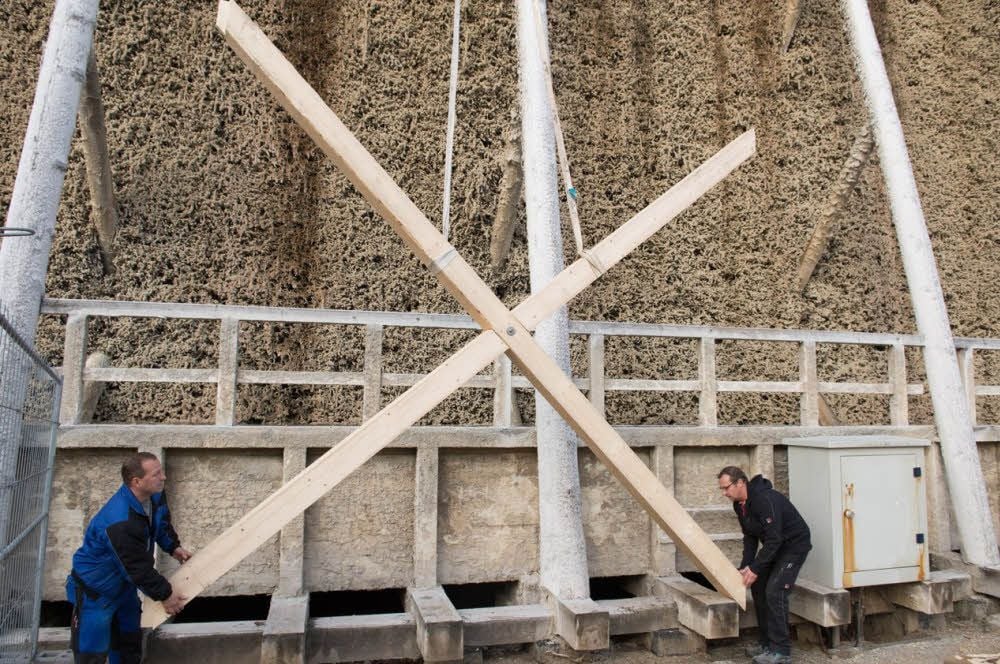 Das Unternehmen „L & F Zimmerei und Holzbau“ erneuert den Turm des Gradierwerkes in Bad Kösen.