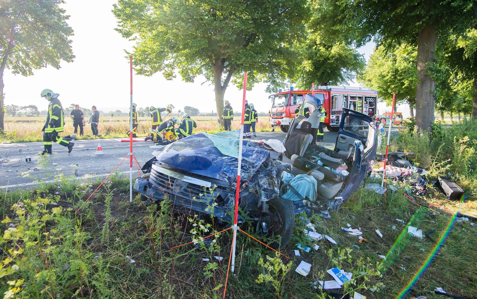 Ein Autowrack liegt nach einem schweren Unfall an der Bundesstraße B3 im Landkreis Hildesheim. Ein Mensch kam ums Leben .