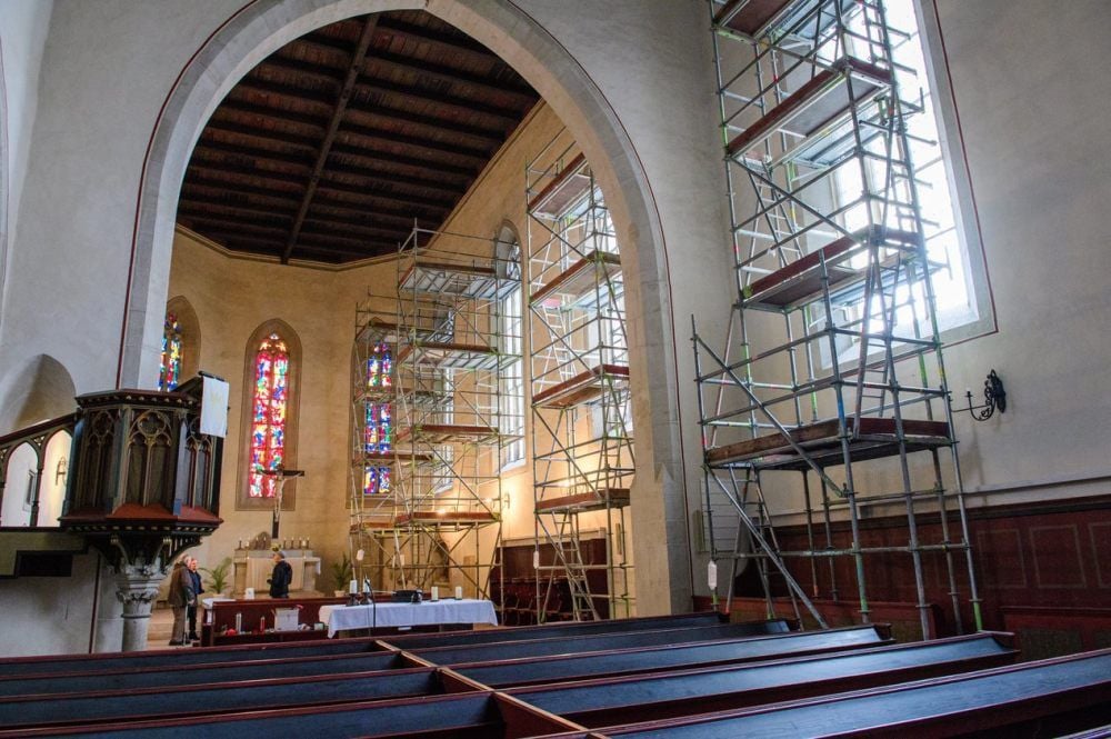 In der Naumburger Moritzkirche stehen vier Gerüste. Derzeit werden Fenster auf der Südseite verschattet, um die restaurierten Albani-Bilder zu schützen.