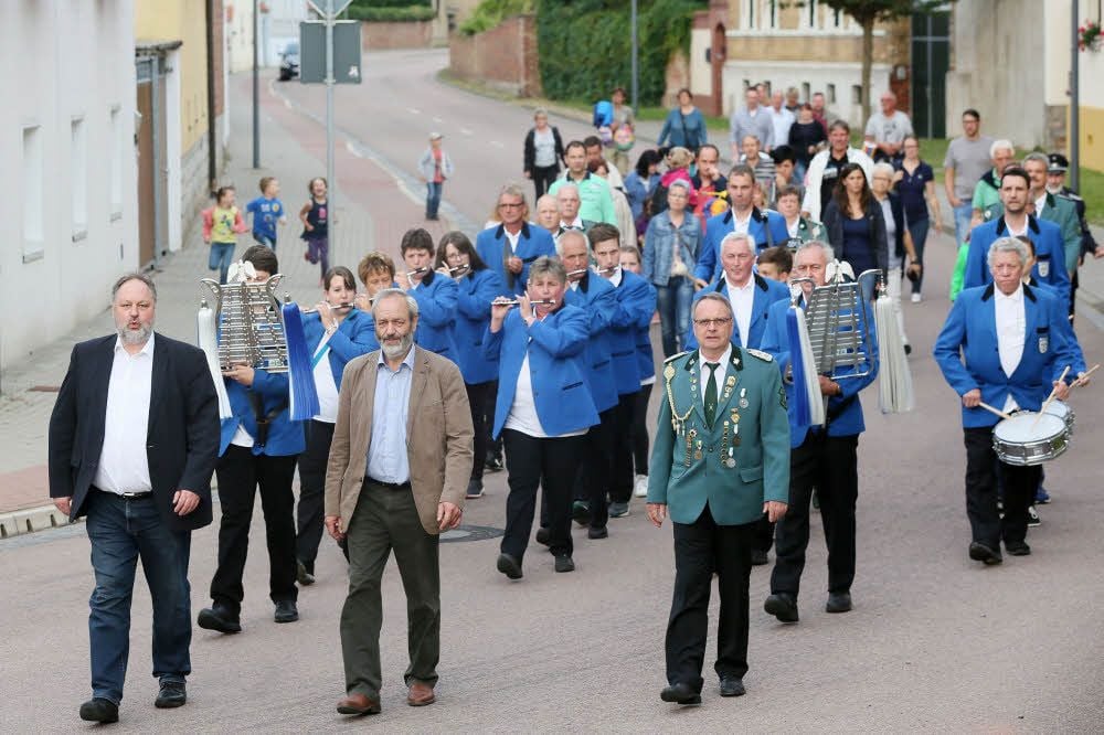 Oberbürgermeister Michelmann (l.) im Schützenumzug.