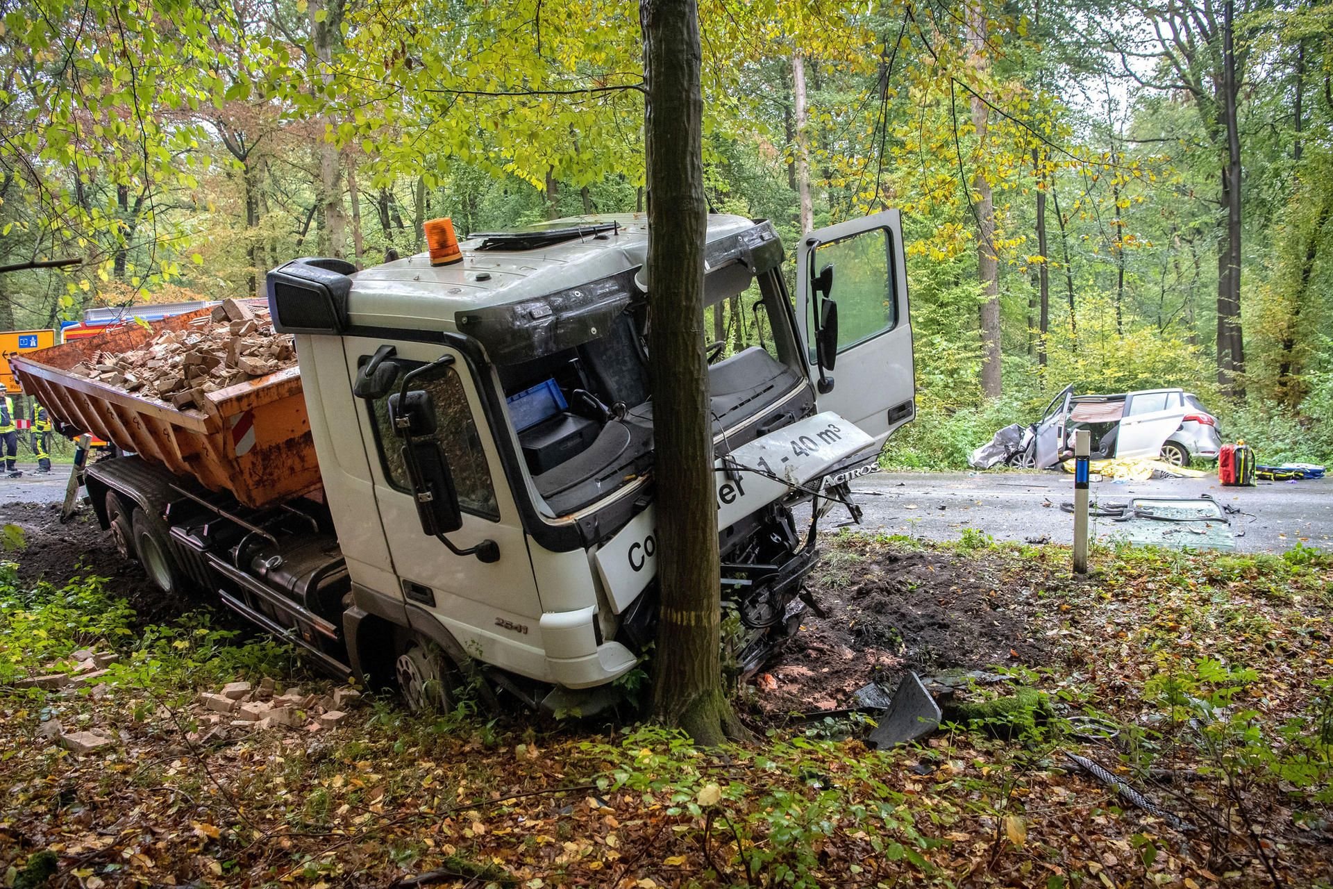 Unfallstelle bei Sehnde: Der Lkw kam nach dem Aufprall an einem Baum zum Stehen. Der Fahrer wurde dabei leicht verletzt.