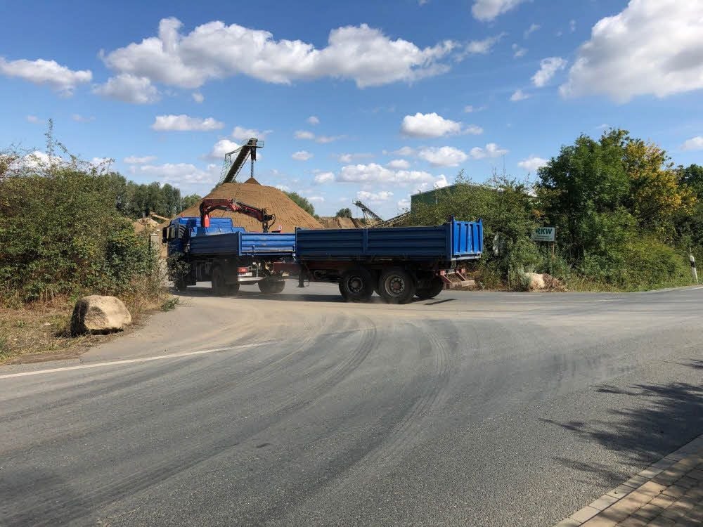 Ein Lkw fährt in das Kieswerk Reinstedt. Auf einem Teil der Anlage soll eine Deponie entstehen.