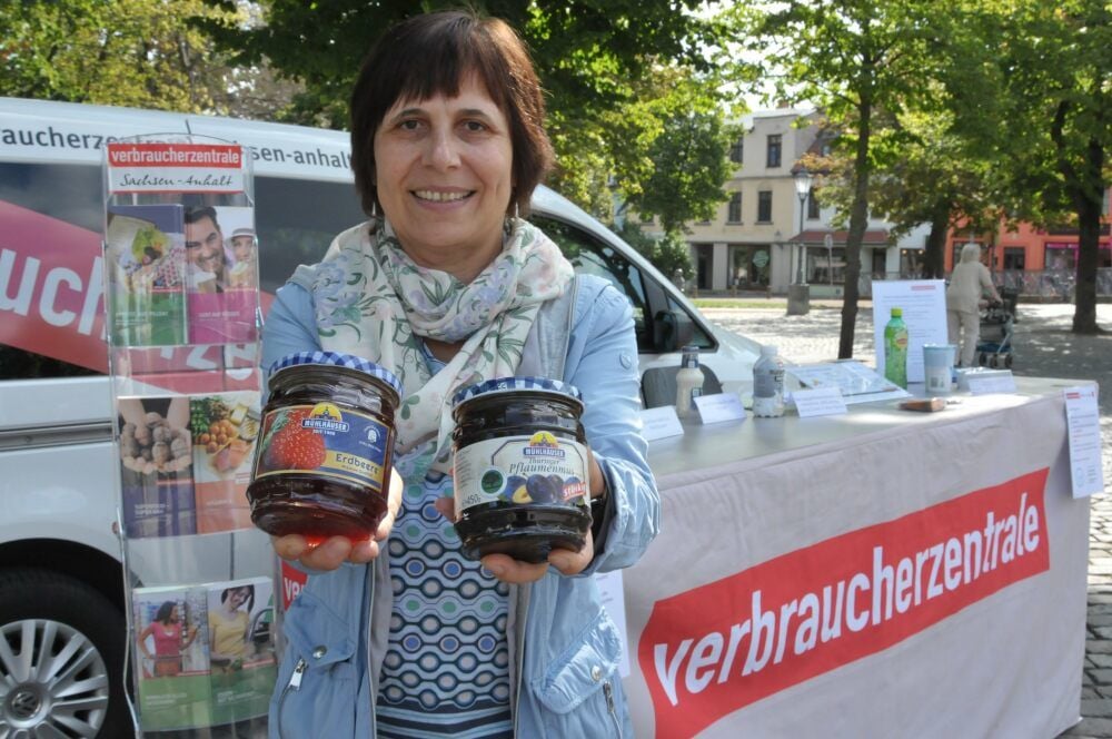Eva Blamberg zeigt zwei Konfitürengläser der Marke Mühlhäuser, das eine produziert in Mönchengladbach (links), das andere in Mühlhausen.