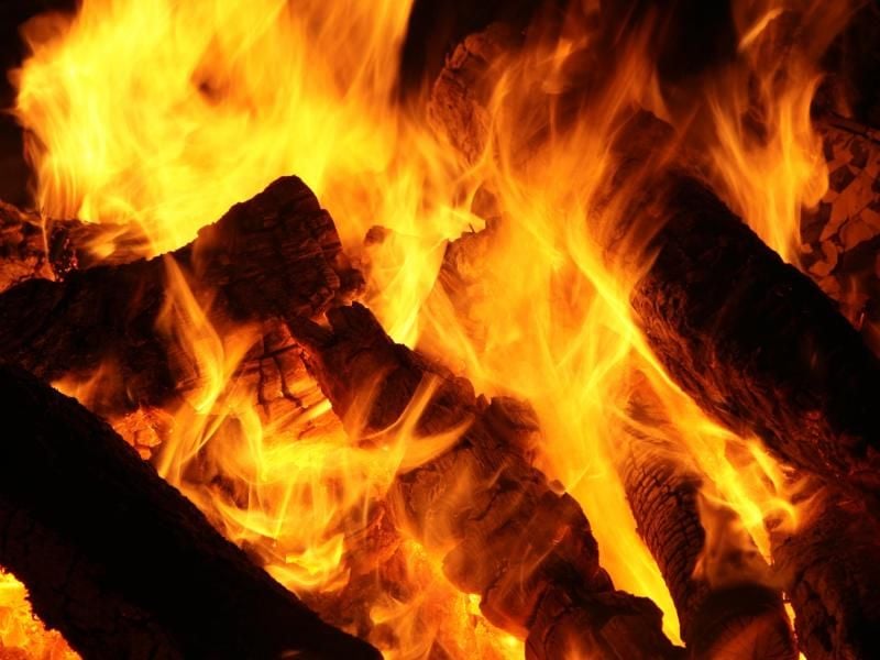 Holzfeuer in einem Kamin. Foto: Patrick Pleul/Archiv