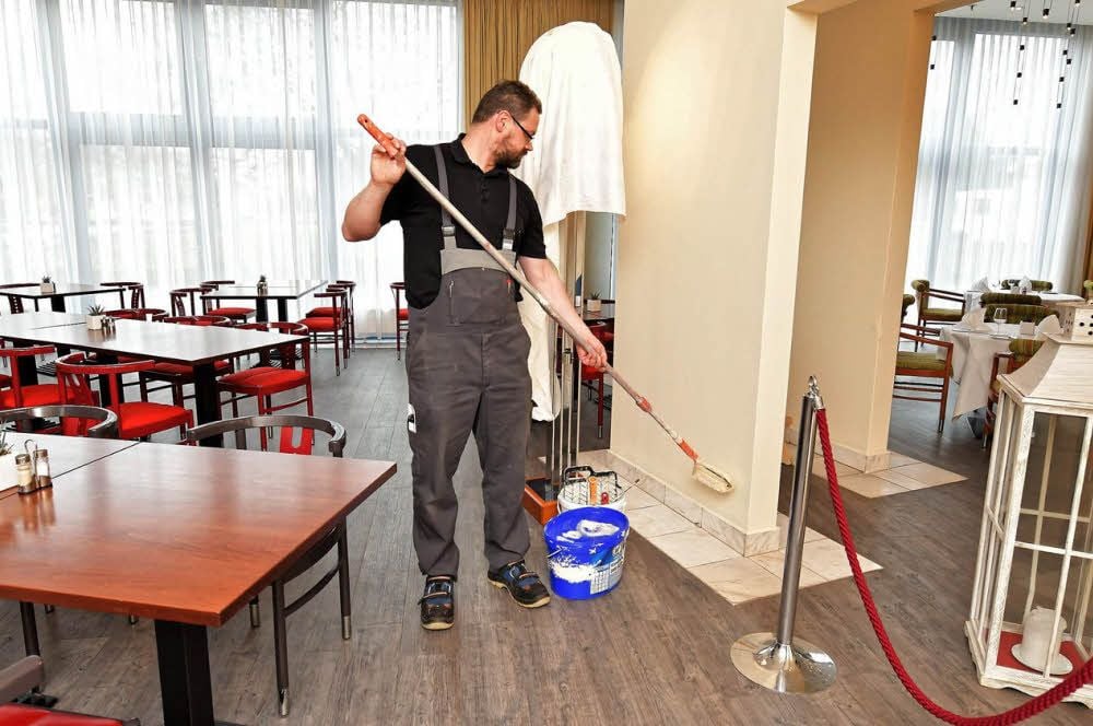 Haustechniker Christian Müller bei letzten Arbeiten im Bistro.