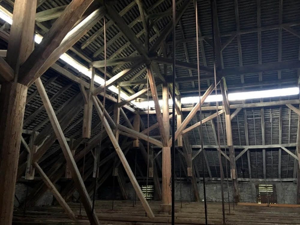 Tolle Holzkonstruktion: Der Hängeboden des Schafstalls in Grimschleben hängt direkt am Dach.