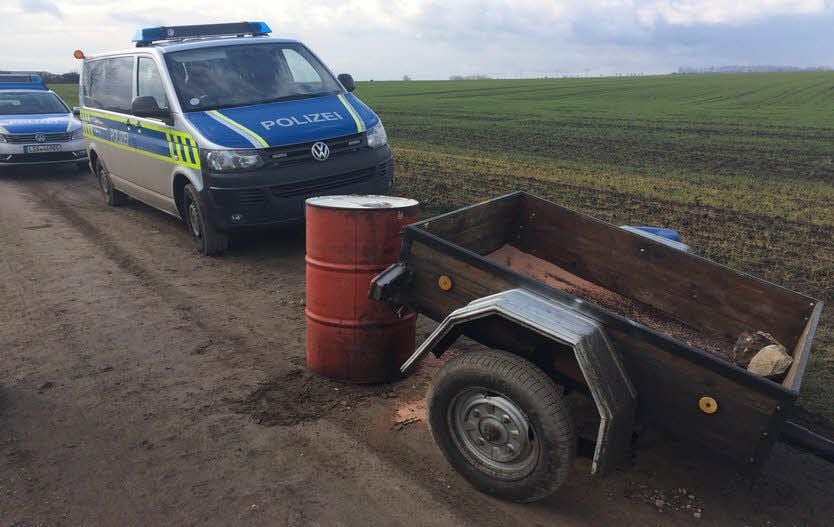 Auf einem Feldweg hat die Polizei den Anhänger vorgefunden.