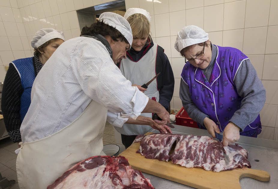Schlachter Siegfried König erklärt, wie man am besten das Fleisch von den Rippen bekommt