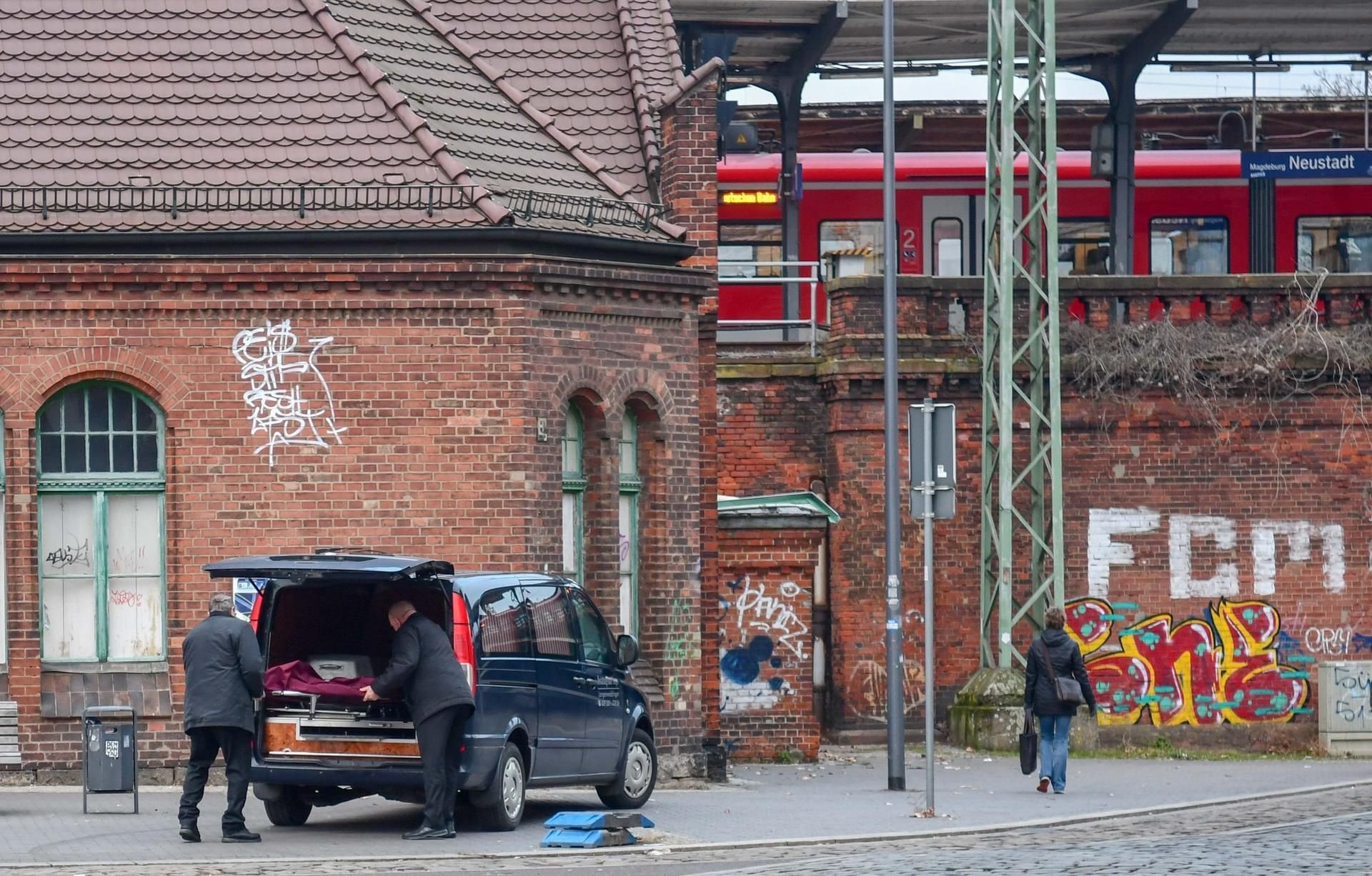 Am Bahnhof Magdeburg-Neustadt ist am Dienstag ein Mensch von einem Zug erfasst und tödlich verletzt worden.