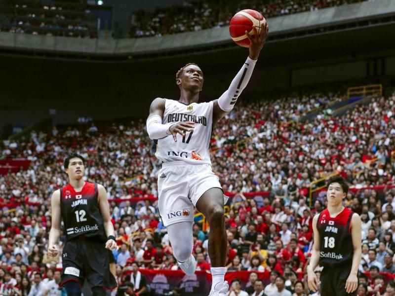 Dennis Schröder (M.) soll die deutschen Korbjäger bei der WM zum Erfolg führen. Foto: Masanori Kumagai/Kyodo News/AP