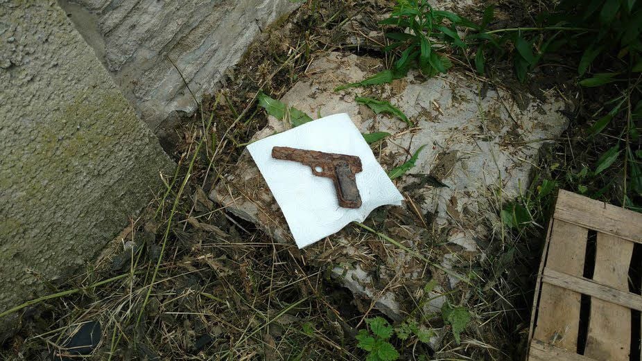In ihrem Garten findet eine Thalenserin am Freitag beim Anlegen eines Gemüsebeets eine Pistole, die seit dem Zweiten Weltkrieg dort lag.