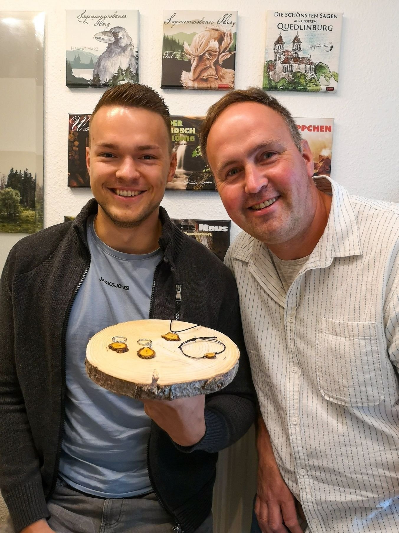 Sammeln mit handgefertigtem Schmuck aus Fichtenholz Spenden für den Wald: Willi Schertel und Ronny Meyer (r.).