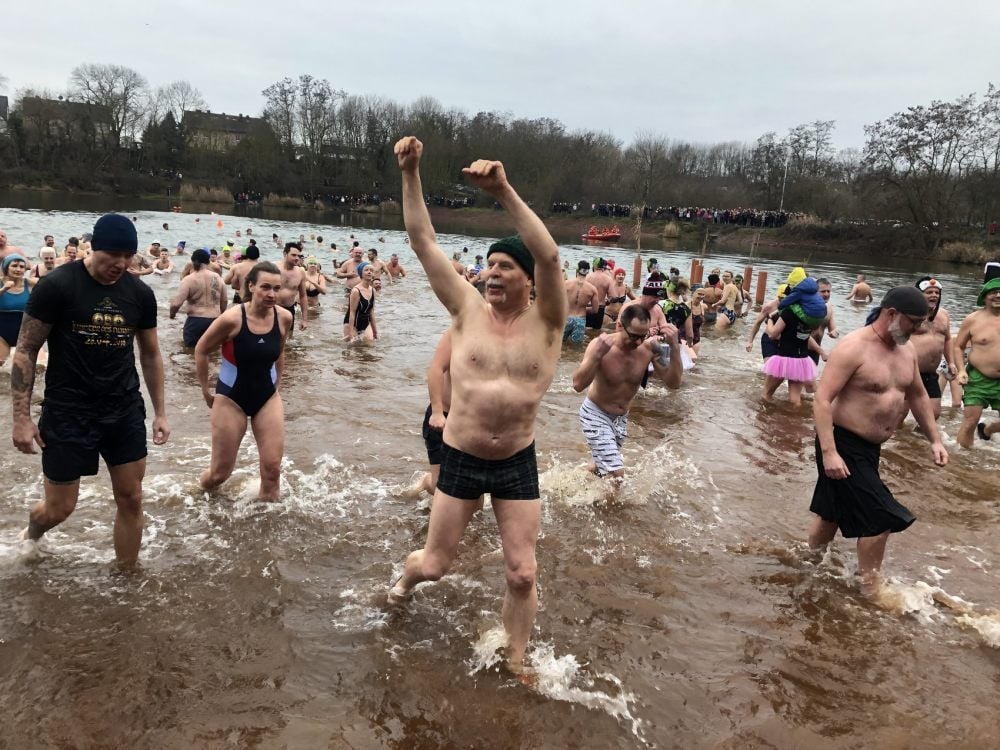 Brrrrr - trotz des eiskalten Wassers hatten mehr als 200 Schwimmer Spaß im Heidesee. Applaus gab es von zahllosen Zuschauern.