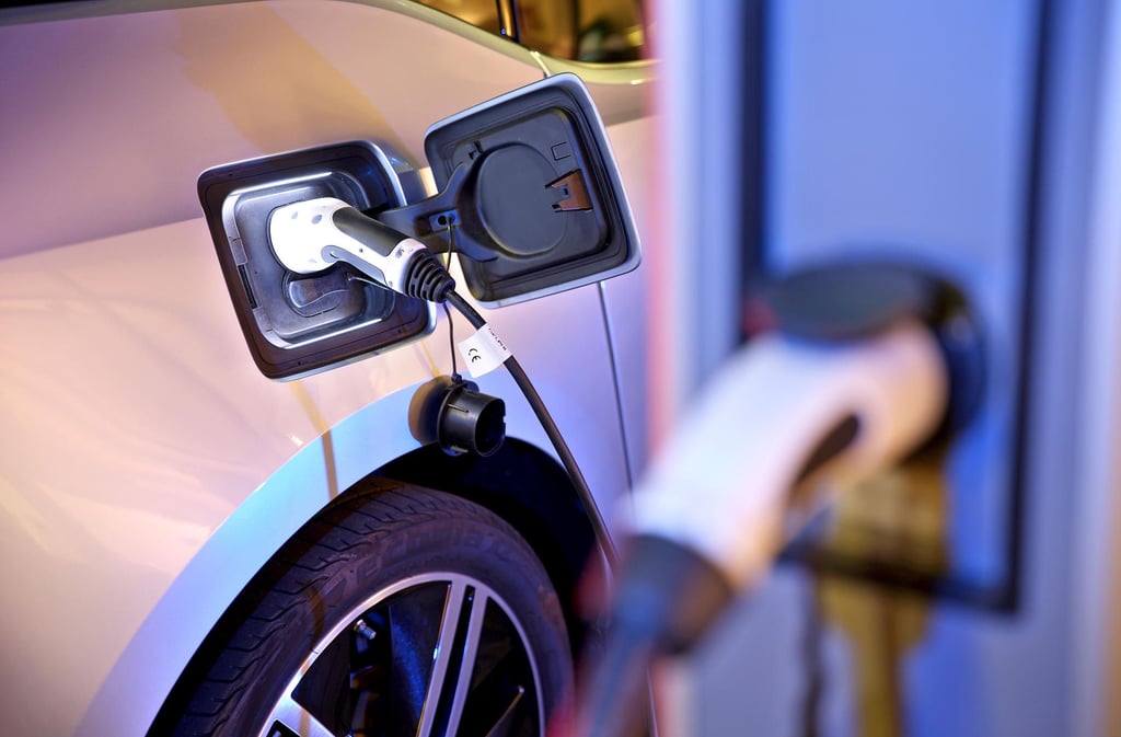 Ein elektrisch angetriebener BMW i3 lädt am Abend an einer Ladesäule: E-Autos sind politisch gewollt, mehr Ladestationen sollen kommen.