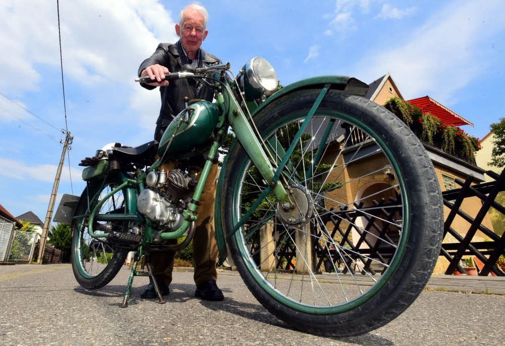Der ganze Stolz des Weißenfelsers Ingo Fischer: ein bestens gepflegtes Motorrad aus dem Jahr 1938.