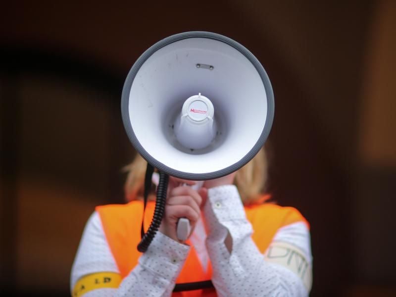 Noch gibt es keine Corona-Entwarnung - aber vielerorts schon wieder große Demonstrationen. Foto: picture alliance / dpa