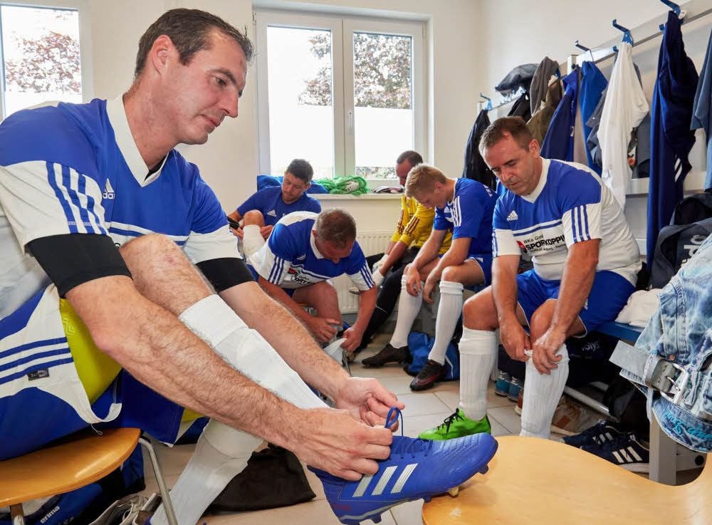 Marcus Boinski (links) freut sich mit seinen Teamkollegen über die neue Kabine.