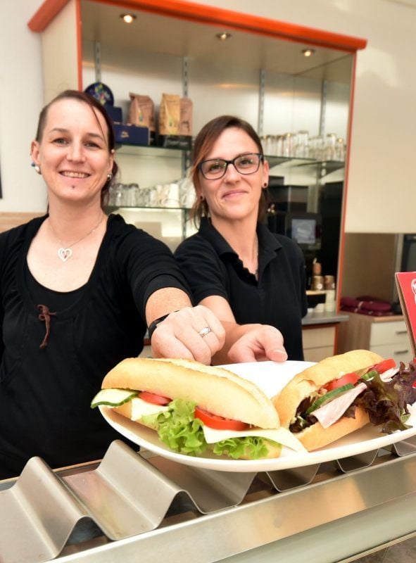 Kleine Snacks bieten Steffi Nähter (l.) und ihre Angestellte Doreen Keil den Kunden in der „Snack Oase“ ab 6.30 Uhr morgens an.