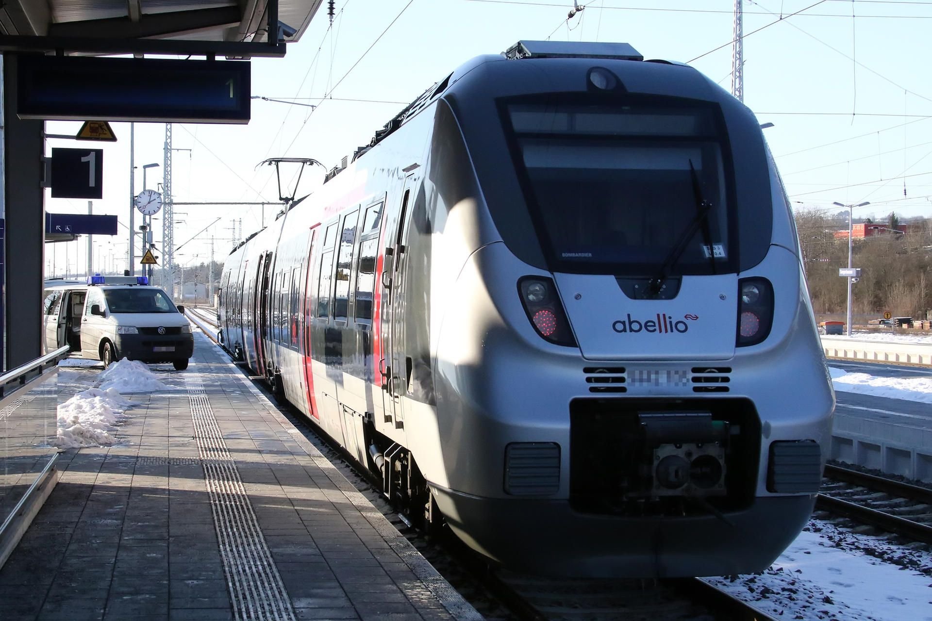 Der Zug wurde auf dem Bahnhof in Sangerhausen von der Kriminaltechnik untersucht.