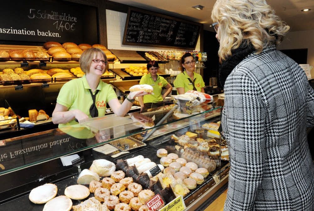 Steffi Podszuweit von der Bäckerei Feist bedient eine Kundin. Wegen des Butterpreises sind einige Backwaren schon teurer geworden.