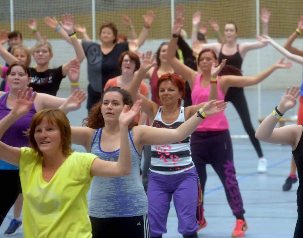 Eine Mischung aus Tanz und Aerobic, dazu etwas Musik: Das ist Zumba.