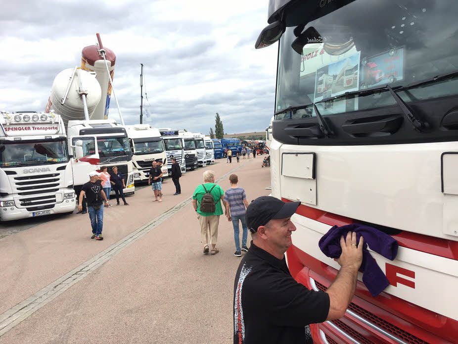 Steffen Wagner poliert seinen Truck auf dem Veranstaltungsgelände.
