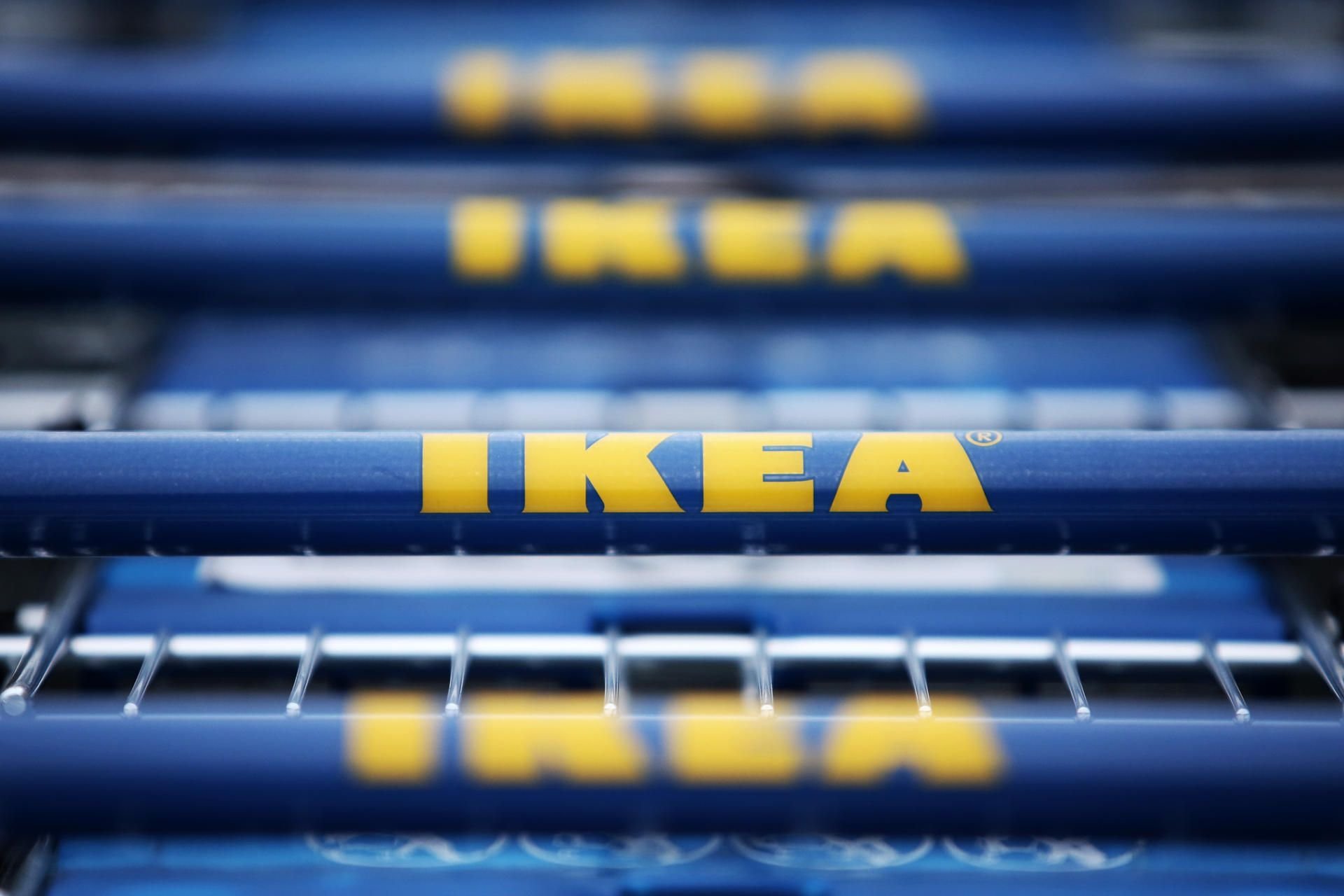 Einkaufswagen mit dem IKEA-Logo.