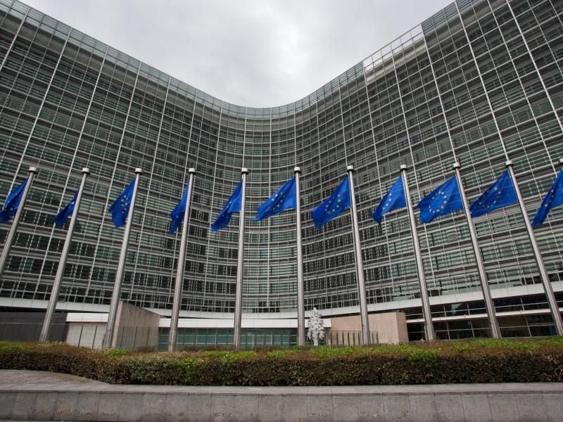 Fahnen wehen vor dem Gebäude der EU-Kommission in Brüssel. Foto: Julien Warnand