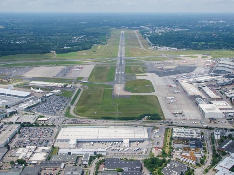 Blick in Hamburg auf den Flughafen. Foto: Daniel Bockwoldt/Archiv
