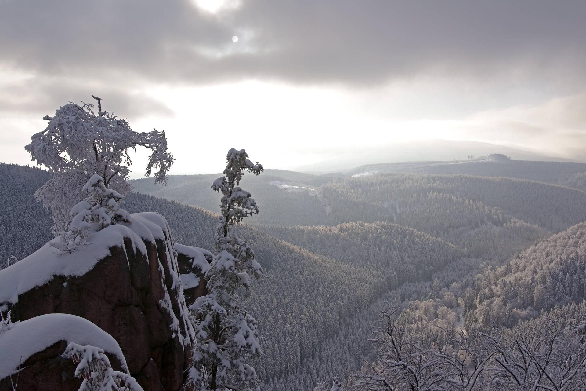 Blick auf den verschneiten Brocken im Harz.