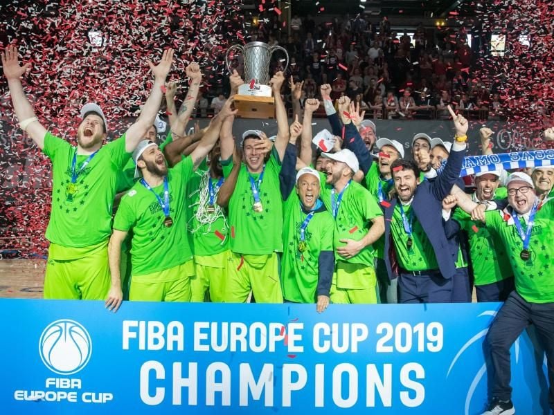 Die Mannschaft von Dinamo Sassari jubelt über ihren Sieg. Foto: Daniel Karmann