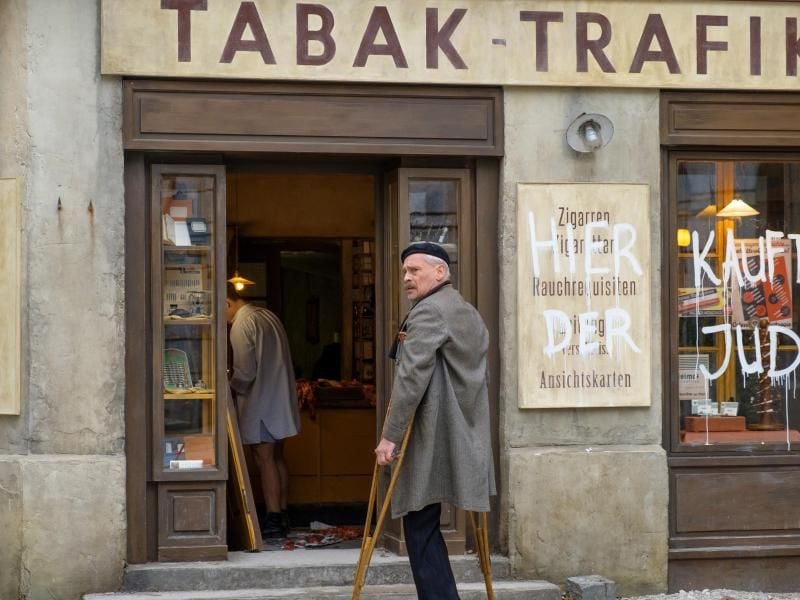 Otto Trsnjek (Johannes Krisch) betreibt einen Laden, in dem sich Menschen aus allen Schichten begegnen. Foto: Petro Domenigg/Tobis Film