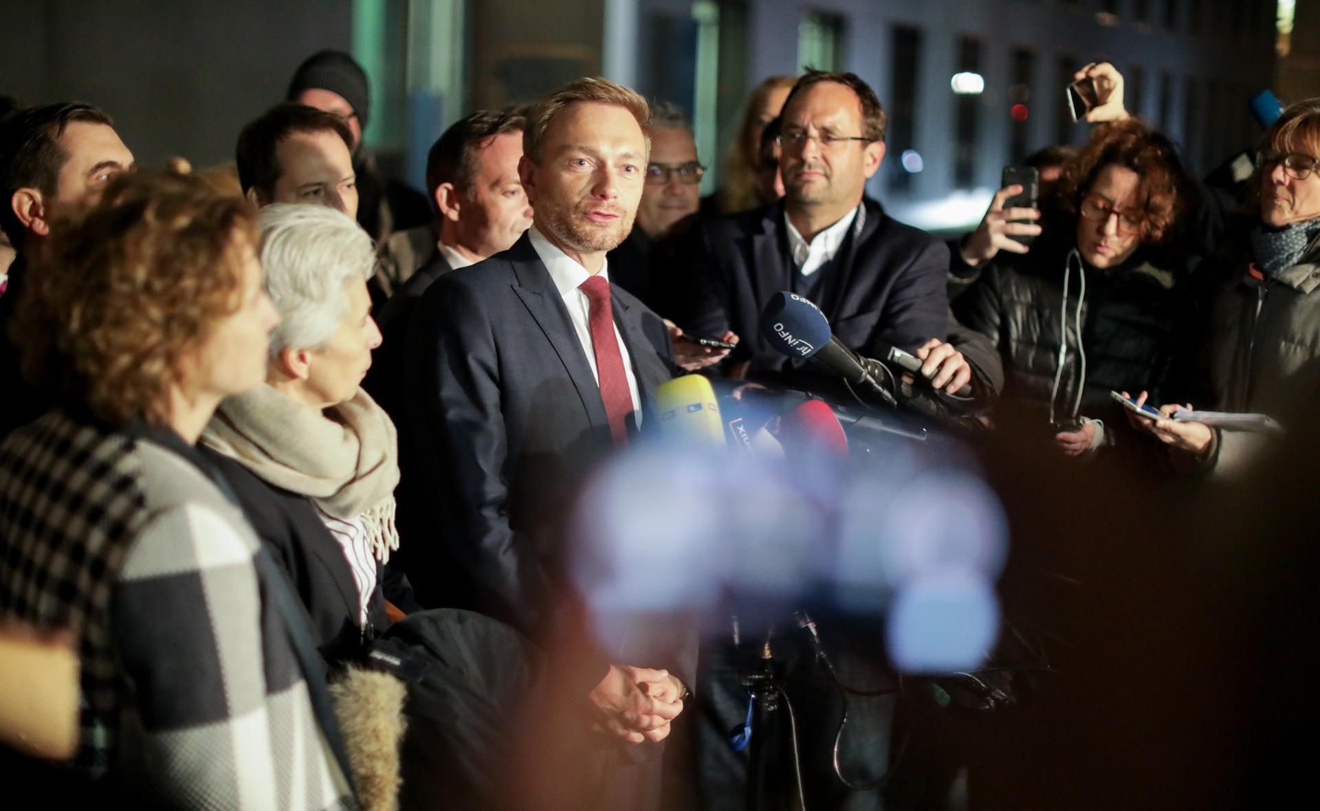 Der FDP-Parteivorsitzende Christian Lindner nach einer weiteren Runde der Sondierungsgespräche zwischen CDU, CSU, FDP und Bündnis 90/Die Grünen zu den Journalisten.