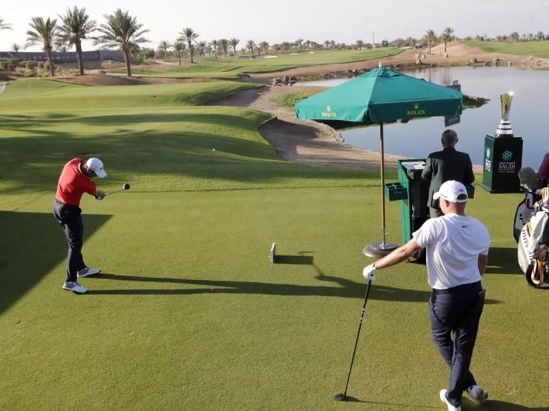 Martin Kaymer (l) machte mit einer 65er-Runde am Sonntag einige Plätze gut. Foto: Amr Nabil/AP/dpa